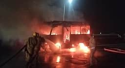 விக்கிரவாண்டி அருகே டயா் வெடித்து தீப்பற்றி எரிந்த வேன்