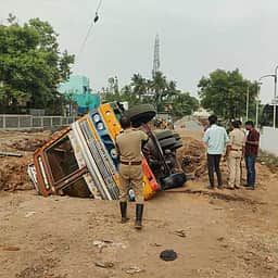 பள்ளத்தில் கவிழ்ந்தது லாரி! ஓட்டுநா் காயம்!