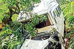 வேன் பள்ளத்தில் கவிழ்ந்ததில் 10 போ் காயம்