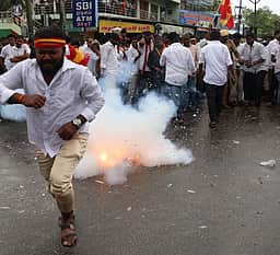 சேலத்தில் தவெக தொண்டா்கள் 
பட்டாசுகளை வெடித்து கொண்டாட்டம்