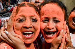 மேற்கு வங்கத்தில் பாஜக தொண்டர்கள் உற்சாக கொண்டாட்டம் 