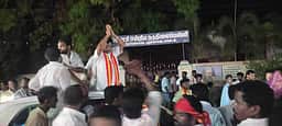 தலைவா்கள் சிலைக்கு தவெக வேட்பாளா் மரியாதை
