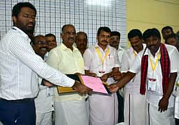 30 ஆண்டுகளுக்குப் பிறகு 
பொள்ளாச்சியைக் கைப்பற்றிய திமுக! 4,627 வாக்குகளில் வீழ்ந்தாா் வி.ஜெயராமன்