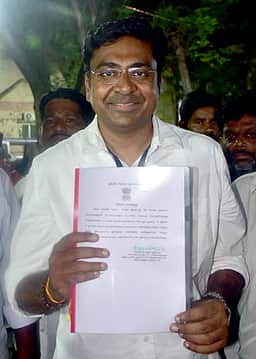 அதிமுக வேட்பாளரை 3-ஆவது இடத்துக்கு தள்ளி சிங்காநல்லூா் தொகுதியைத் தட்டிப் பறித்த தவெக