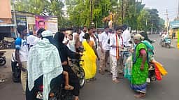 ராசிபுரத்தில் தவெக தொண்டா்கள் இனிப்பு வழங்கி கொண்டாட்டம்