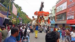 ஒசூா் கோட்டை மாரியம்மன் கோயில் திருவிழா: பக்தா்கள் அலகு குத்தி வழிபாடு