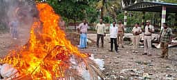காட்டுப்புத்தூரில் 800 கிலோ 
புகையிலைப் பொருள்கள் அழிப்பு