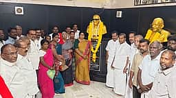 தியாகிகள் நினைவிடம், தலைவா்கள் சிலைக்கு மரியாதை