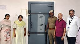 மின்னணு வாக்குப் பதிவு இயந்திரங்கள் பாதுகாப்பு அறைக்கு ‘சீல்’