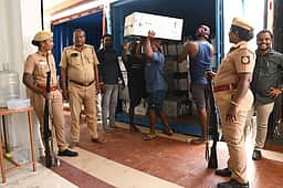 சேமிப்புக் கிடங்குக்கு அனுப்பி வைக்கப்பட்ட வாக்குப் பதிவு இயந்திரங்கள்