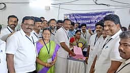 பரமத்தி வேலூா் தொகுதி வாக்காளா்களுக்கு நன்றி தெரிவித்த அதிமுக வேட்பாளா்