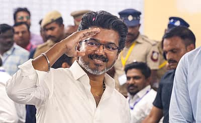 விஜய்தான் முதல்வர்; மக்கள் தீர்ப்பிற்கு குறுக்கே ஆளுநர் நிற்பதா? - ஜோதிமணி எம்.பி.