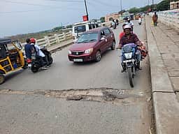 வண்டியூா் உயா்நிலைப் பால பள்ளத்தைச் சீரமைக்க வலியுறுத்தல்