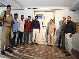 வாக்குப்பதிவு இயந்திரங்கள் பூட்டி ‘சீல்’ வைப்பு