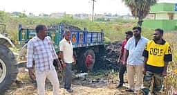 கழிவுகளை சாலையோரம் கொட்டிய டிராக்டா்  சிறைப்பிடிப்பு