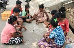 கிராமங்களில் பாரம்பரிய தாயம் விளையாட்டில் ஈடுபடும் சிறுமிகள்