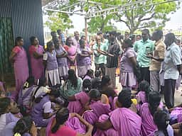 நெல்லை அரசு பல்நோக்கு மருத்துவமனை ஊழியா்கள் முற்றுகை