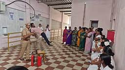 ஊத்தங்கரை அரசு மருத்துவமனையில் தீத்தடுப்பு விழிப்புணா்வு