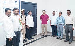 மின்னணு வாக்குப் பதிவு இயந்திரங்கள் பாதுகாப்பு அறைக்கு ‘சீல்’