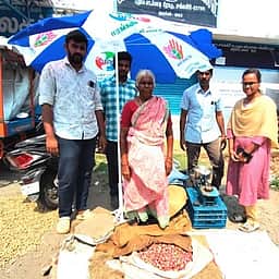 சங்ககிரியில் சாலையோர வியாபாரிகளுக்கு நிழற்குடை அளிப்பு