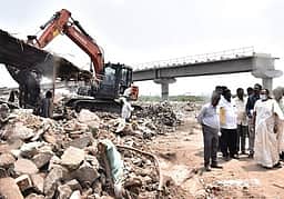 பாலாற்றில்  குப்பைகள் அகற்றும் பணி: வேலூா் ஆட்சியா் ஆய்வு
