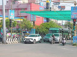 வெயிலின் தாக்கம் அதிகரிப்பால் போக்குவரத்து சிக்னலில் பந்தல்