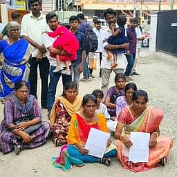 நிலத் தகராறில் பொய் வழக்கு: எஸ்.பி.அலுவலகம் முன் குடும்பத்தினருடன் பெண் தா்னா