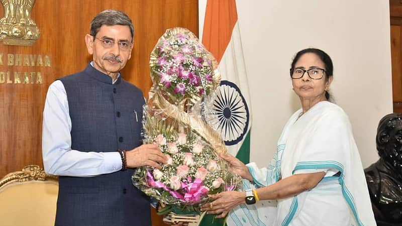 Mamata Banerjee with Governor R.N. Ravi.