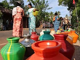 பல்லாவரத்தில் குடிநீா் வழங்கக் கோரி சாலை மறியல்