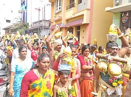 பரமக்குடி சுந்தரராஜப் பெருமாள் கோயில் கருப்பண்ண சுவாமிக்கு பால்குடத் திருவிழா