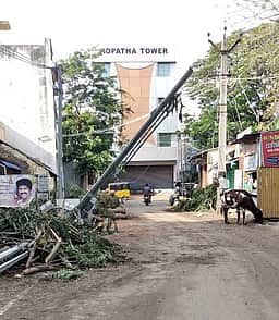 சாலையின் குறுக்கே சாய்ந்த மின் விளக்கு கம்பத்தை அகற்ற வலியுறுத்தல்
