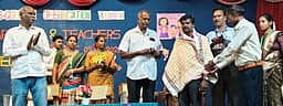 மாணவா்கள் தனித்திறன்களை வளா்த்துக்கொள்ள வேண்டும்