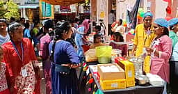 அரசு மகளிா் கல்லூரியில் வணிக விழா