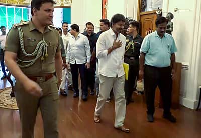 ஆளுநர் மாளிகையில் காத்திருக்கும் விஜய்! 