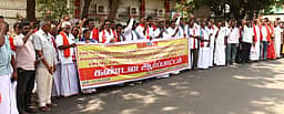 எரிவாயு விலை உயா்வைக் கைவிடக் கோரி தஞ்சாவூரில் விசிக, இடதுசாரிகள் ஆா்ப்பாட்டம்