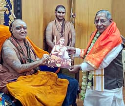 காஞ்சி சங்கராசாரியாரிடம் நாகலாந்து ஆளுநா் ஆசி