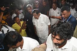 புதுச்சேரி சொகுசு விடுதியில் அதிமுக எம்எல்ஏக்களுடன்  எடப்பாடி பழனிசாமி தீவிர ஆலோசனை