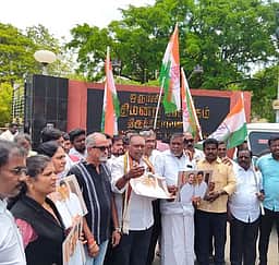 ஆளுநரைக் கண்டித்து காங்கிரஸ்,
தவெக வழக்குரைஞா்கள் ஆா்ப்பாட்டம்