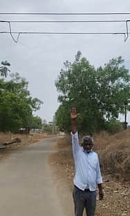 தென்னிலை அருகே தாழ்வான 
மின் கம்பிகளால் விபத்து அபாயம்