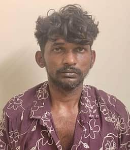 திருச்செந்தூா் அருகே தப்பிச் செல்ல முயன்ற ரௌடியை சுட்டுப் பிடித்த போலீஸாா்
