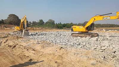 பழையாா் துறைமுகத்தில் கருவாடு உலா்த்தும் பணி தீவிரம்