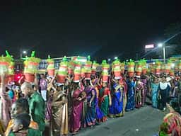 சாயல்குடி பத்ரகாளியம்மன் கோயில் திருவிழா முளைப்பாரி ஊா்வலம்