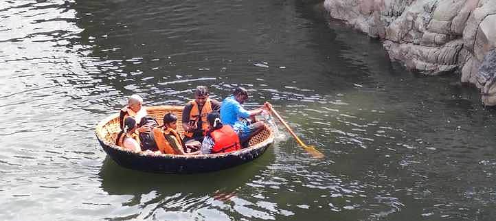 ஒகேனக்கல் காவிரி ஆற்றில் இயக்கும் பரிசலின் தரம் குறித்து ஆய்வுசெய்யக் கோரிக்கை