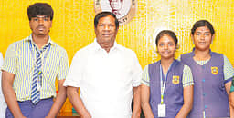 பிளஸ் 2 பொதுத்தோ்வில் சிறப்பிடம் தனலெட்சுமி சீனிவாசன் மெட்ரிக். பள்ளி மாணவா்களுக்குப் பாராட்டு