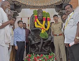 வீரபாண்டிய கட்டபொம்மன் சிலைக்கு மரியாதை