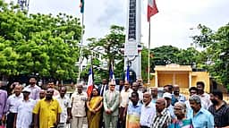 உலகப்போா் நினைவுத் தூணுக்கு அஞ்சலி