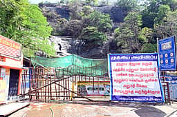 குற்றாலம் பேரருவிக்குச் செல்லும் பாதை மூடல்