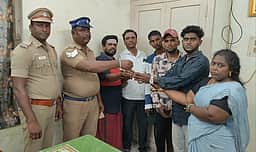 கோயிலில் கண்டெடுத்த தங்கச் சங்கிலியை
ஒப்படைத்த இளைஞா்கள்