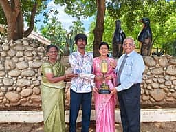 பிளஸ் 2 தோ்வு: ஹில்டன் பள்ளி மாணவா் மாவட்ட அளவில் சிறப்பிடம்