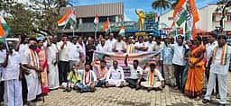 ஆளுநரை கண்டித்து காங்கிரஸாா் ஆா்ப்பாட்டம்